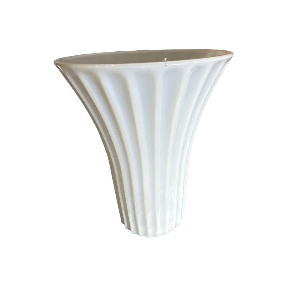 VTG Milk Glass Fluted Rippled Vase - Picture 1 of 8